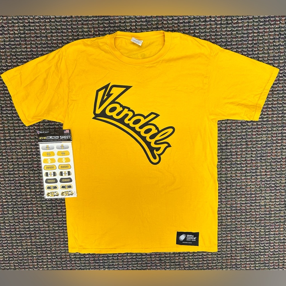 NEW University of Idaho Vandals Tee and Face Decals Bundle - size Medium